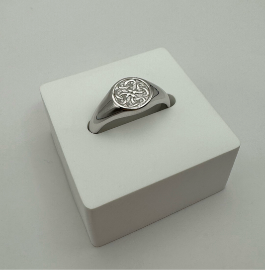 Dara Knot Signet Ring